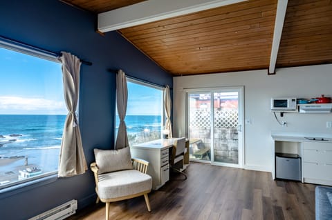 Deluxe Cottage w/Hot Tub, Kitchenette | Individually decorated, individually furnished, free WiFi, bed sheets