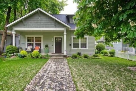 Downtown Garden home nestled among the trees around a beautiful part of town