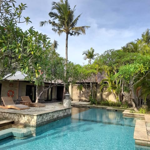 Outdoor pool, pool umbrellas, sun loungers