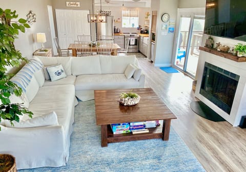 Relax, unwind, and enjoy yourselves in this spacious living area!