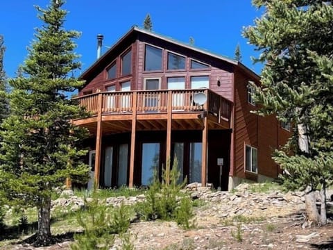 Welcome to Puma's Den, boasting spectacular views and large decks to enjoy!