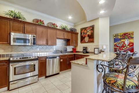 Lots of room in the kitchen