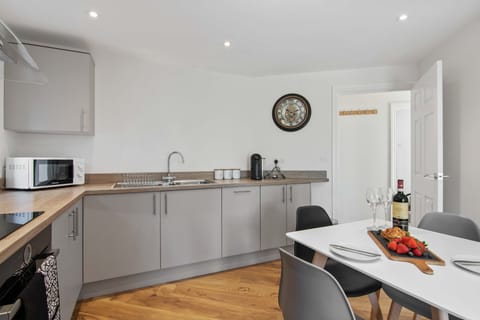 Family Apartment | Private kitchen | Full-size fridge, microwave, oven, stovetop