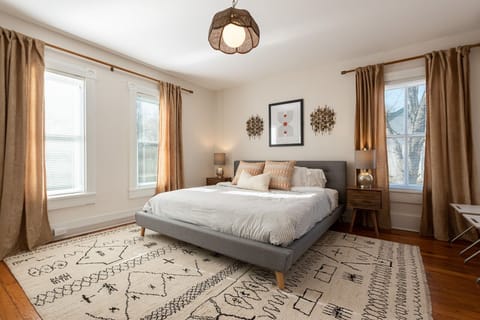 Bedroom w/ King Bed