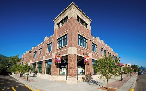 Alpenglow-Condominiums-01s