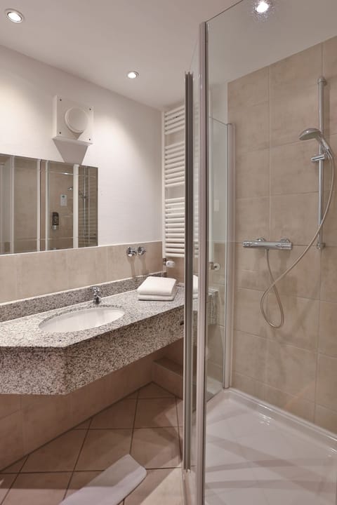 Classic Double Room, 1 King Bed, Non Smoking | Bathroom | Hair dryer, towels