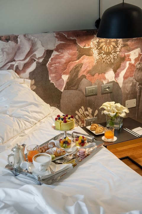 Design Double Room | Minibar, in-room safe, desk, laptop workspace