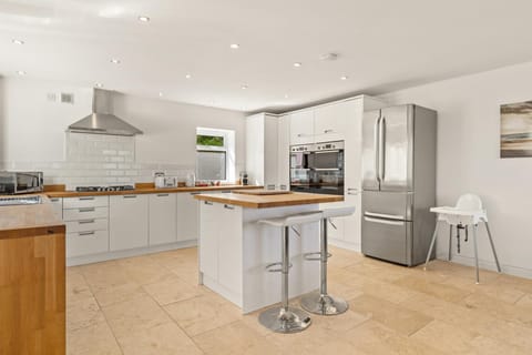 House | 6 bedrooms, WiFi