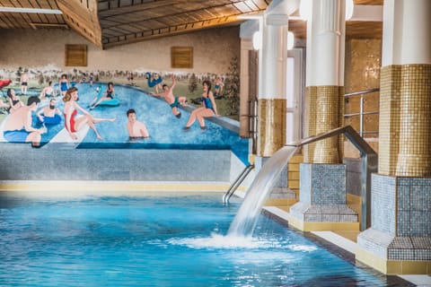 Indoor pool, free cabanas, sun loungers