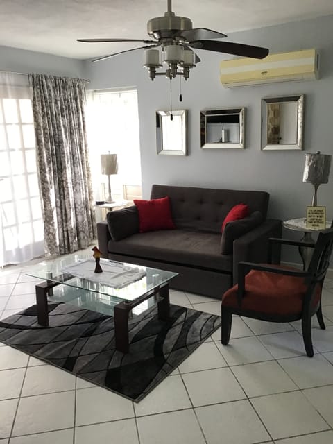 Living room leads out to veranda thru the French doors. Very nice ocean breeze