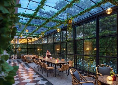 4 restaurants; breakfast, lunch, dinner, and brunch served