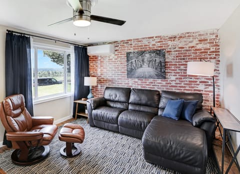 Comfy living room with 55' SmartTV