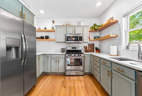 Cook up a storm in this fully stocked, modern kitchen 🍳✨