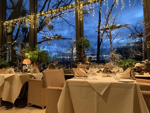 2 restaurants; lunch, dinner, and brunch served