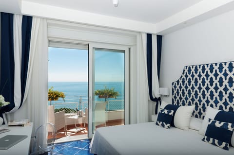 Minibar, in-room safe, free WiFi, bed sheets