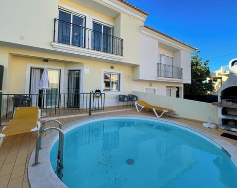 Outdoor area, with barbecue, swimming pool, 2 sun loungers.
