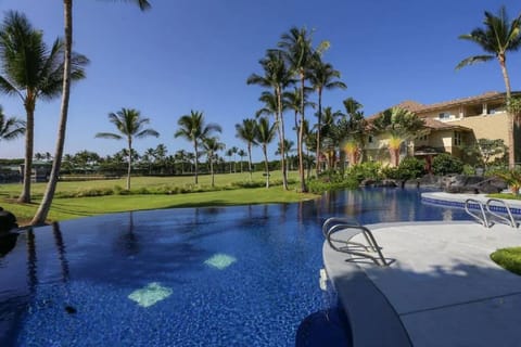 Massive infinity pool overlooking the golf course