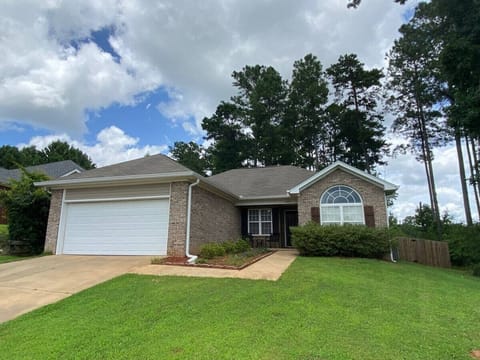 Immaculate 3/2 on a quiet cul-de-sac