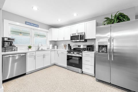 Brand new kitchen and appliances!