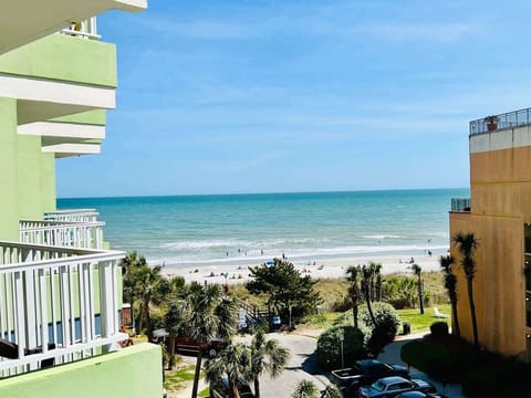 Where the horizon meets relaxation