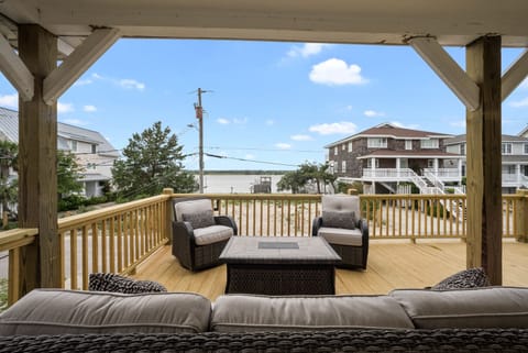 Front Deck. Sound side public access with small beach on both ends of street.