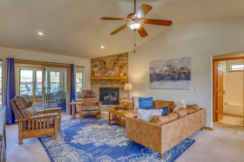 Sweet Retreat is in a fabulous mountain neighborhood and sleeps 6. Just 5 min to uptown and 10 min to downtown and our World Famous Hot Springs.