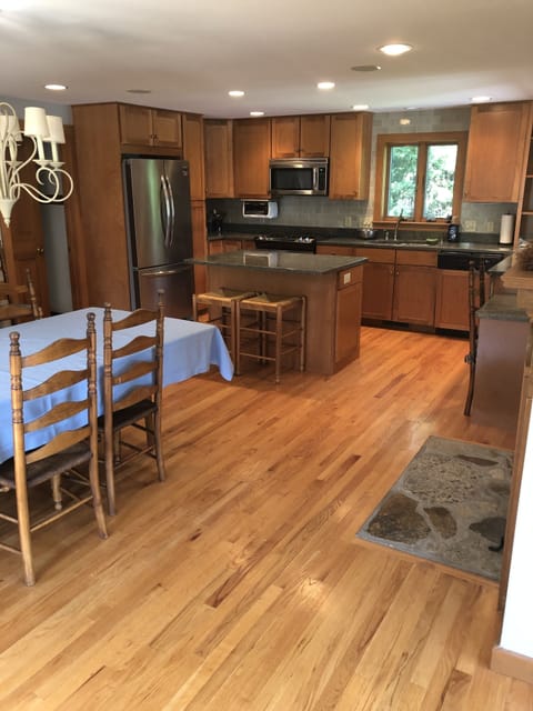 Kitchen fully equipped with cooking tools, stainless steel/granite, gas cooktop