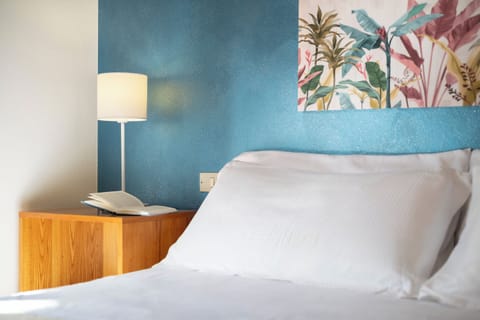 Classic Room, 1 Queen Bed, Balcony, Park View | Minibar, in-room safe, desk, laptop workspace