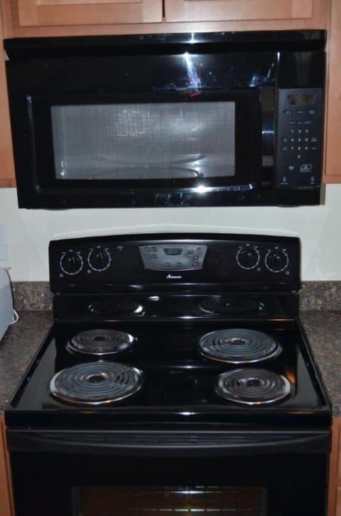 Single Room, 1 Bedroom, Kitchen | Private kitchen | Fridge, microwave, stovetop, coffee/tea maker