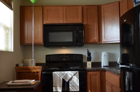 Single Room, 1 Bedroom, Kitchen | Private kitchen | Fridge, microwave, stovetop, coffee/tea maker