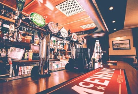 Serves lunch, dinner, and brunch