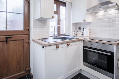 The Brambles - 2 Bedroom Cottage - Llanteg (17913)