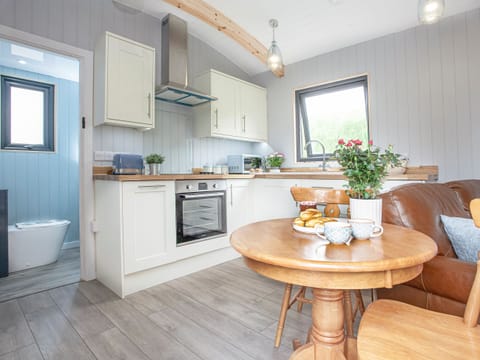 Dining Area | Moor Hen Shepherd Hut - Ponsford Ponds, Knowle, near Cullompton