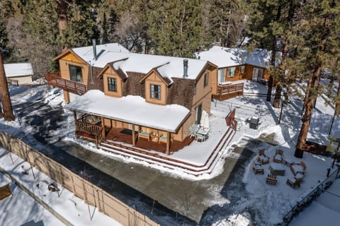Cozy 3BR/2BA cabin with smart TVs in all BRs. Short walk to Bear Mtn with Views.