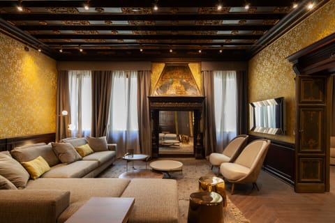 Suite (Peacock) | Down comforters, minibar, in-room safe, individually furnished