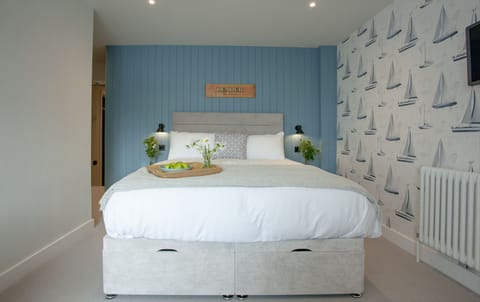 King sized bed, storage with bedside lamps - Leader Suite