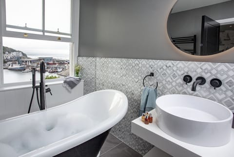 Modern bathroom with freestanding bath - Leader Suite