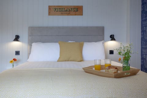 King sized bed with bedside lamps - Vigilance Suite