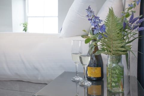 King size bed with bedside tables - Pilgrim Suite