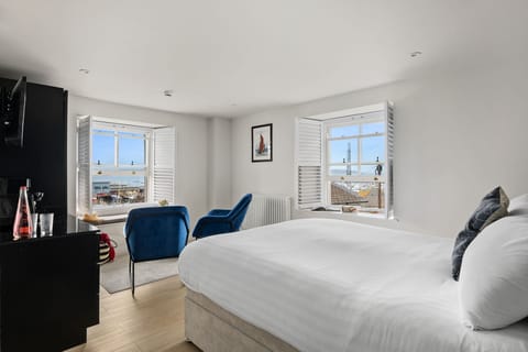 King size bed with bedside tables - Pilgrim Suite