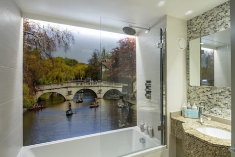 Superior Double Room, Bathtub | Bathroom | Free toiletries, hair dryer, towels