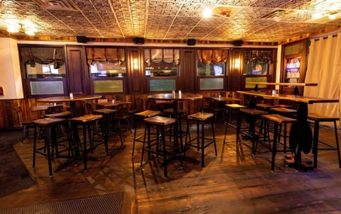 Breakfast, lunch, dinner served; American cuisine, alfresco dining 