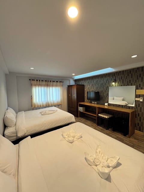 Quadruple Room | In-room safe, desk, free WiFi, bed sheets