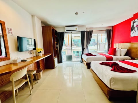 In-room safe, laptop workspace, iron/ironing board, free WiFi