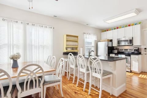 Plenty of seating to eat and help with food prepping in the Full kitchen.