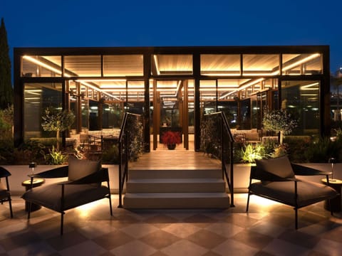 2 bars/lounges