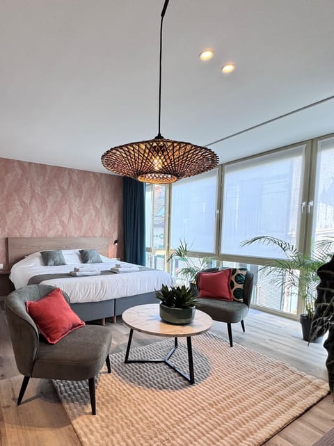 Suite (300, Shower) | Soundproofing, free WiFi, bed sheets, wheelchair access