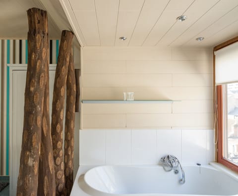 Suite (400, Bathroom) | Bathroom | Shower, towels