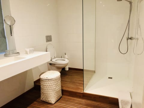 Comfort Room, 2 Bedrooms | Bathroom | Shower, towels