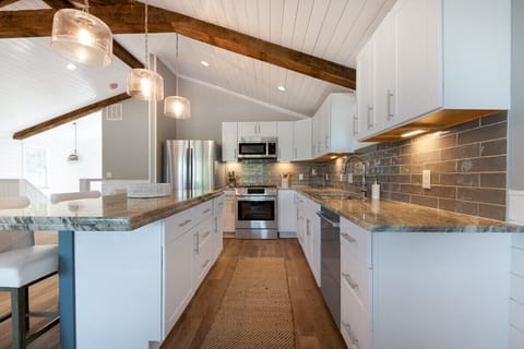 Fully equipped kitchen.